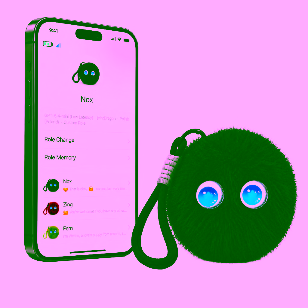 Nox — zabawka AIOMY obok telefonu z aplikacją