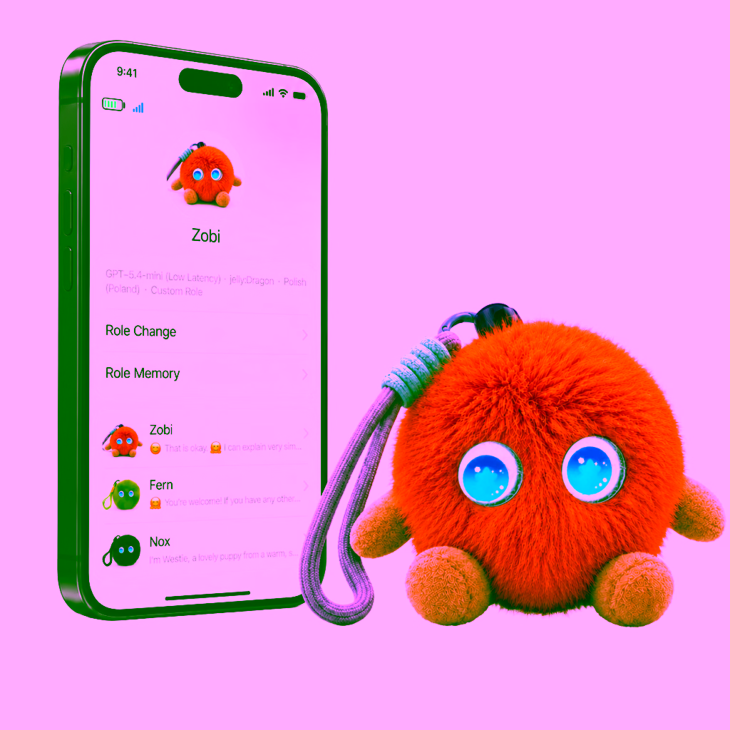 Zobi — zabawka AIOMY obok telefonu z aplikacją